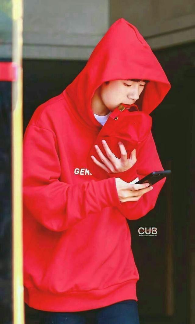 易烊千玺的红袜子,易烊千玺红色袜子