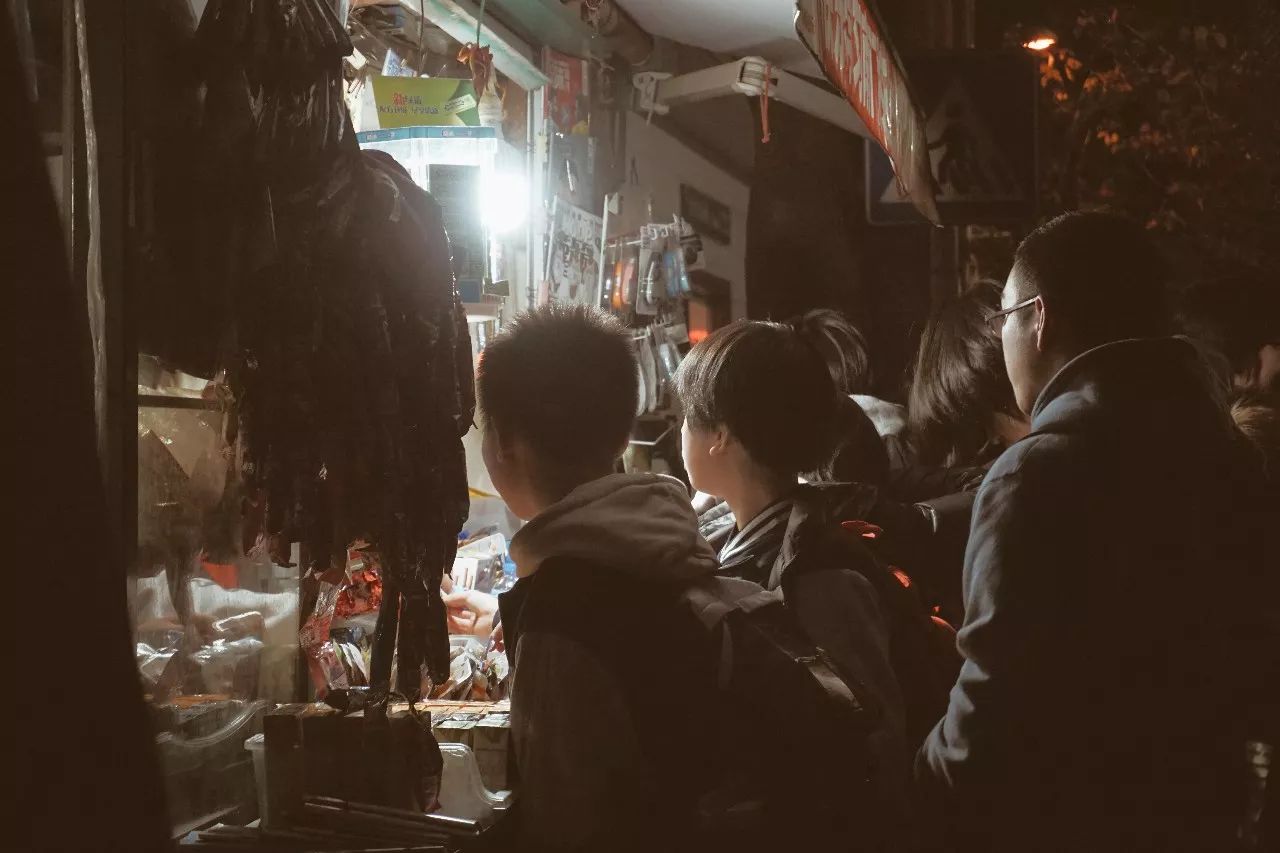 原来一个东街口的距离，不过寥寥几座报刊亭