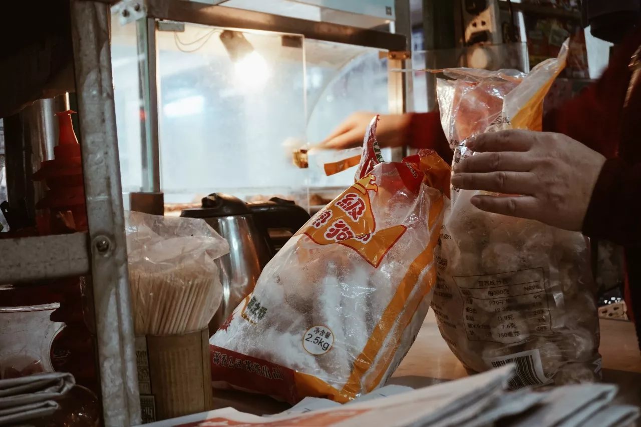 原来一个东街口的距离，不过寥寥几座报刊亭