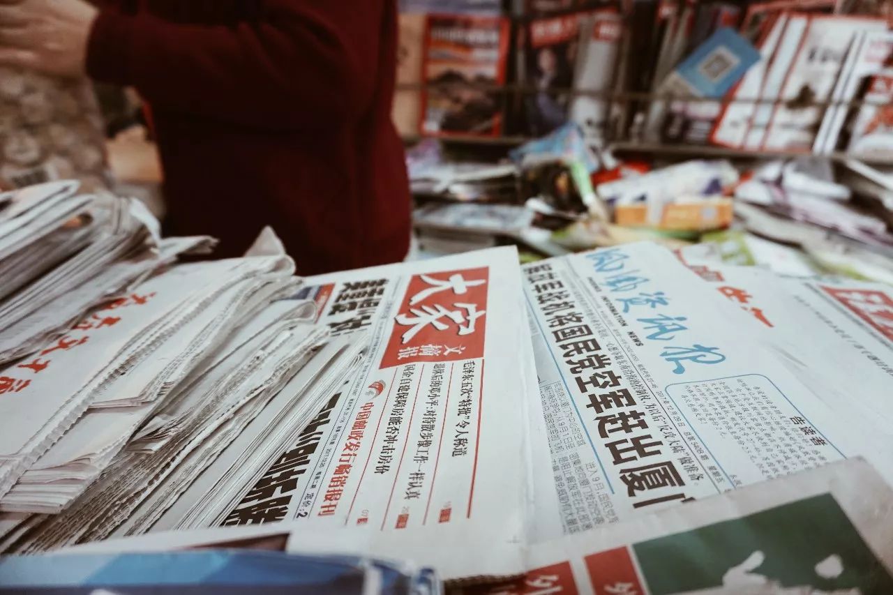 原来一个东街口的距离，不过寥寥几座报刊亭