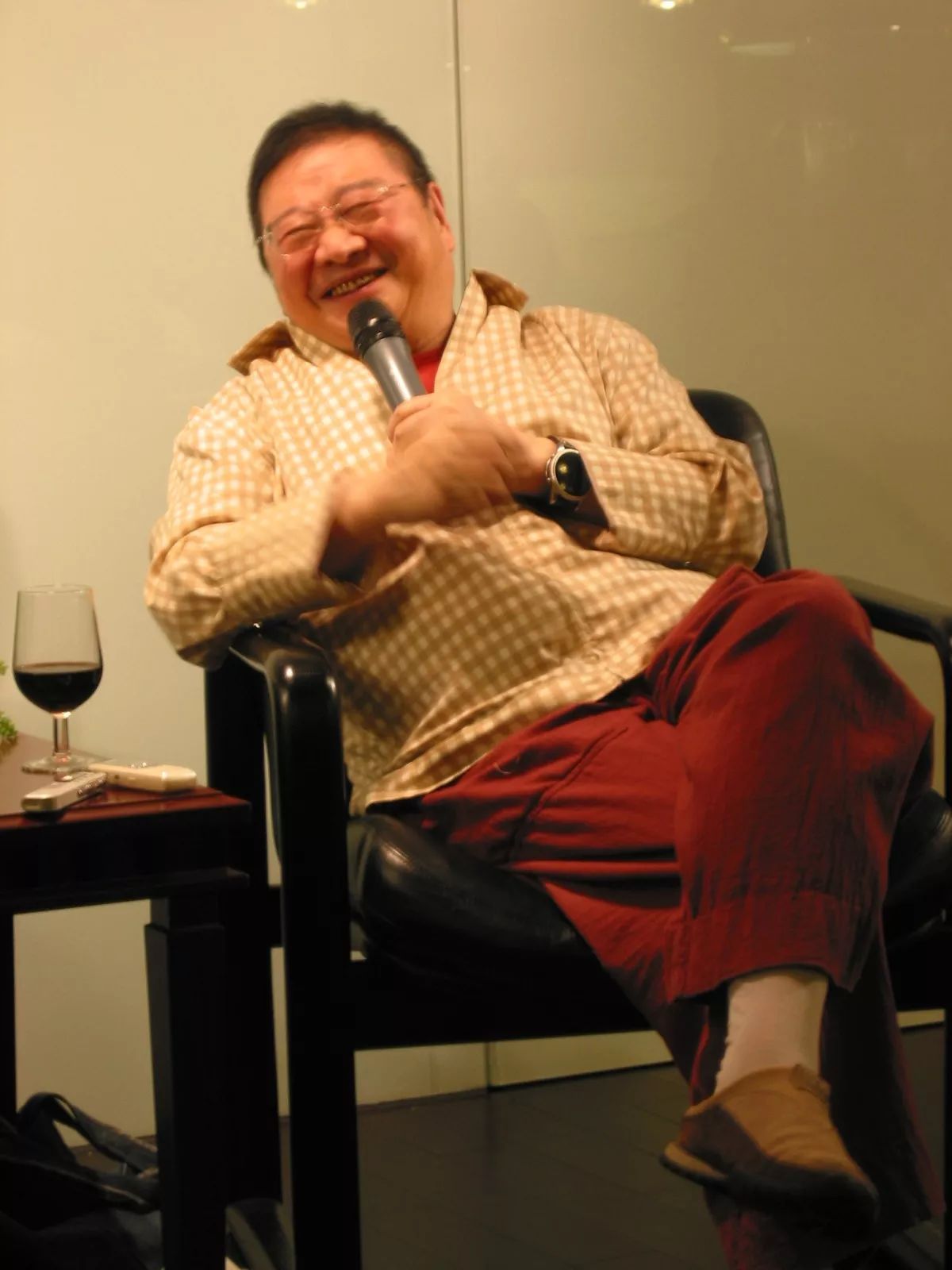 自称世界上写字最快的人,倪匡写多少汉字啊