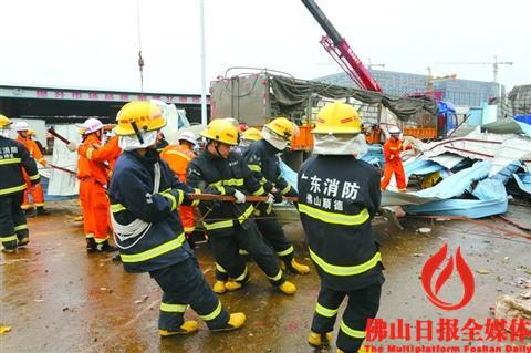 佛山暴雨消防转移被困群众,消防员暴雨中救出小孩