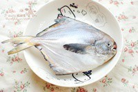 红烧鲳鱼咸菜家常做法,红烧鲳鱼的家常做法