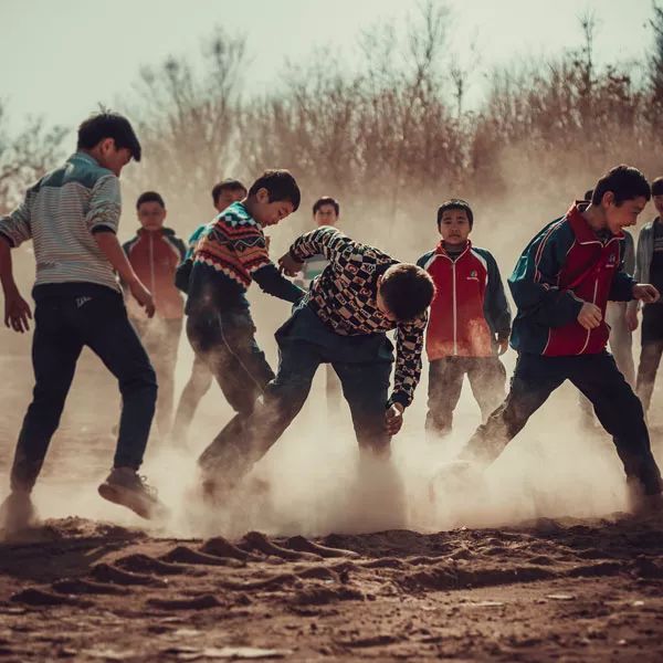 募集万个足球助力*疆新**少年追“球”逐梦