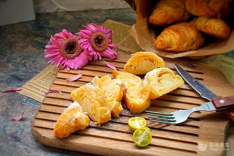 杏仁牛角酥面包做法,羊角起酥面包