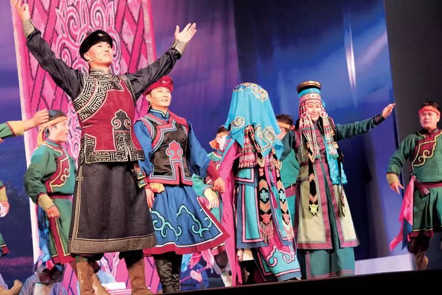 什么事情这么重要？内蒙古日报居然一下发了8个版！