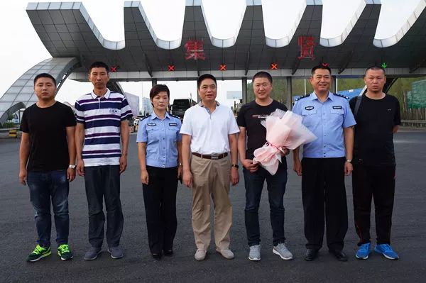 给警察发自拍,发警察服自拍照文案