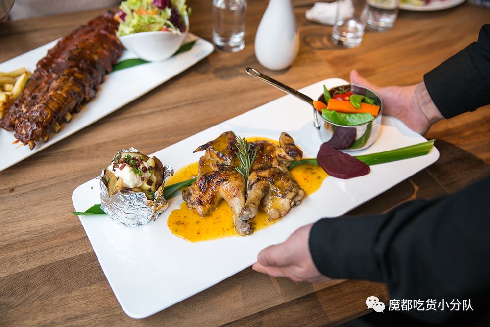 端不动的鱼缸鸡尾酒，边嚼边喝