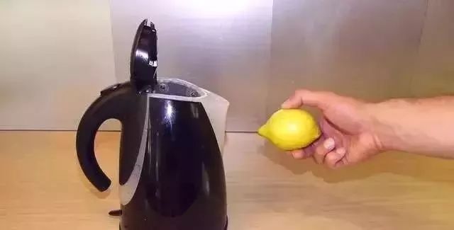 瓷砖上的水垢用什么清洗干净,淋浴房玻璃水垢怎么清洗干净