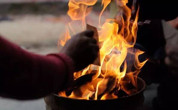 吐槽秀惊悚！现实中的半夜遇到鬼敲门，这次楼主果断搬了家