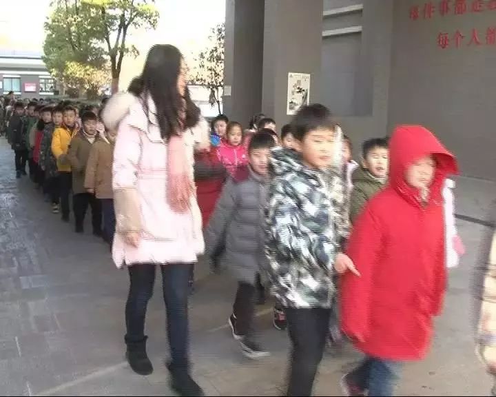 风雪中“你为她捂手我给你打伞”民警找到了“撑伞男孩”