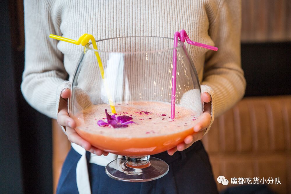 端不动的鱼缸鸡尾酒，边嚼边喝