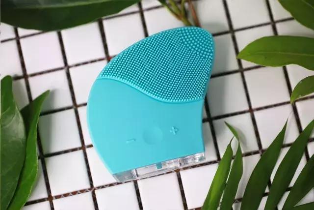 这款洁面仪超火让你的脸更加洁净,价格相对平民而且好用的洁面仪