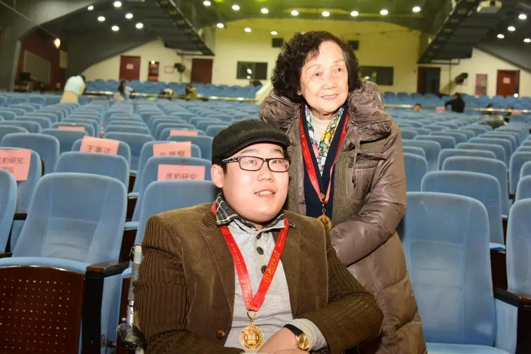 这两位90后的同框，告诉你什么是青春万岁丨2017“感动师大”新闻人物温情揭晓