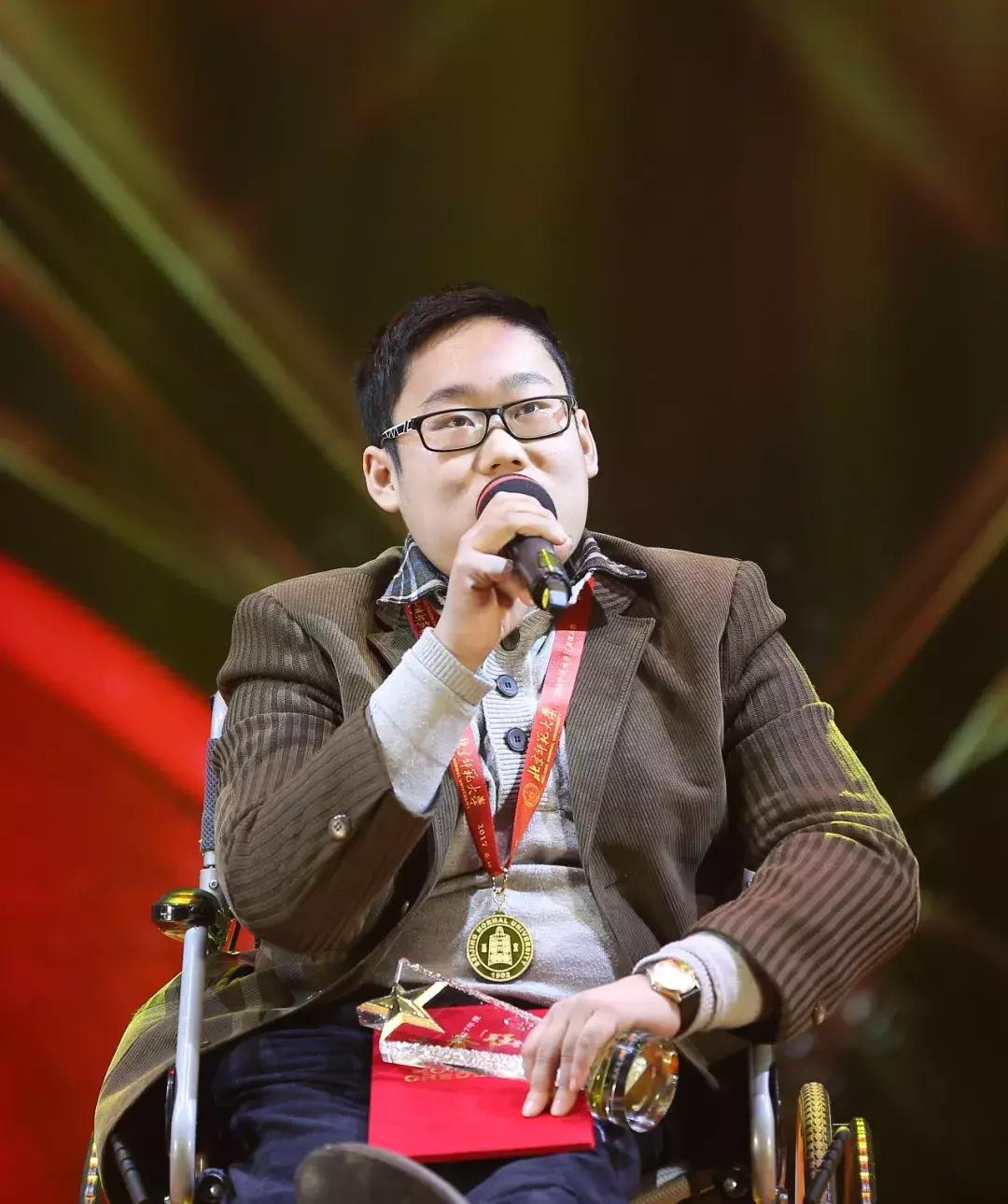 这两位90后的同框，告诉你什么是青春万岁丨2017“感动师大”新闻人物温情揭晓