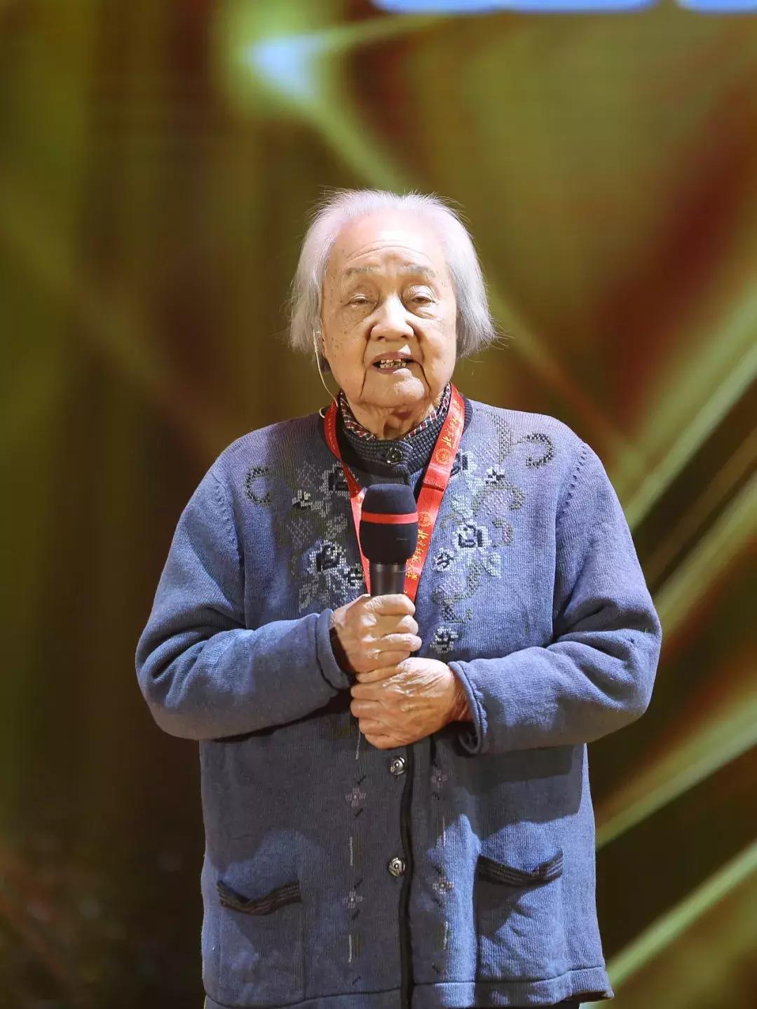 这两位90后的同框，告诉你什么是青春万岁丨2017“感动师大”新闻人物温情揭晓