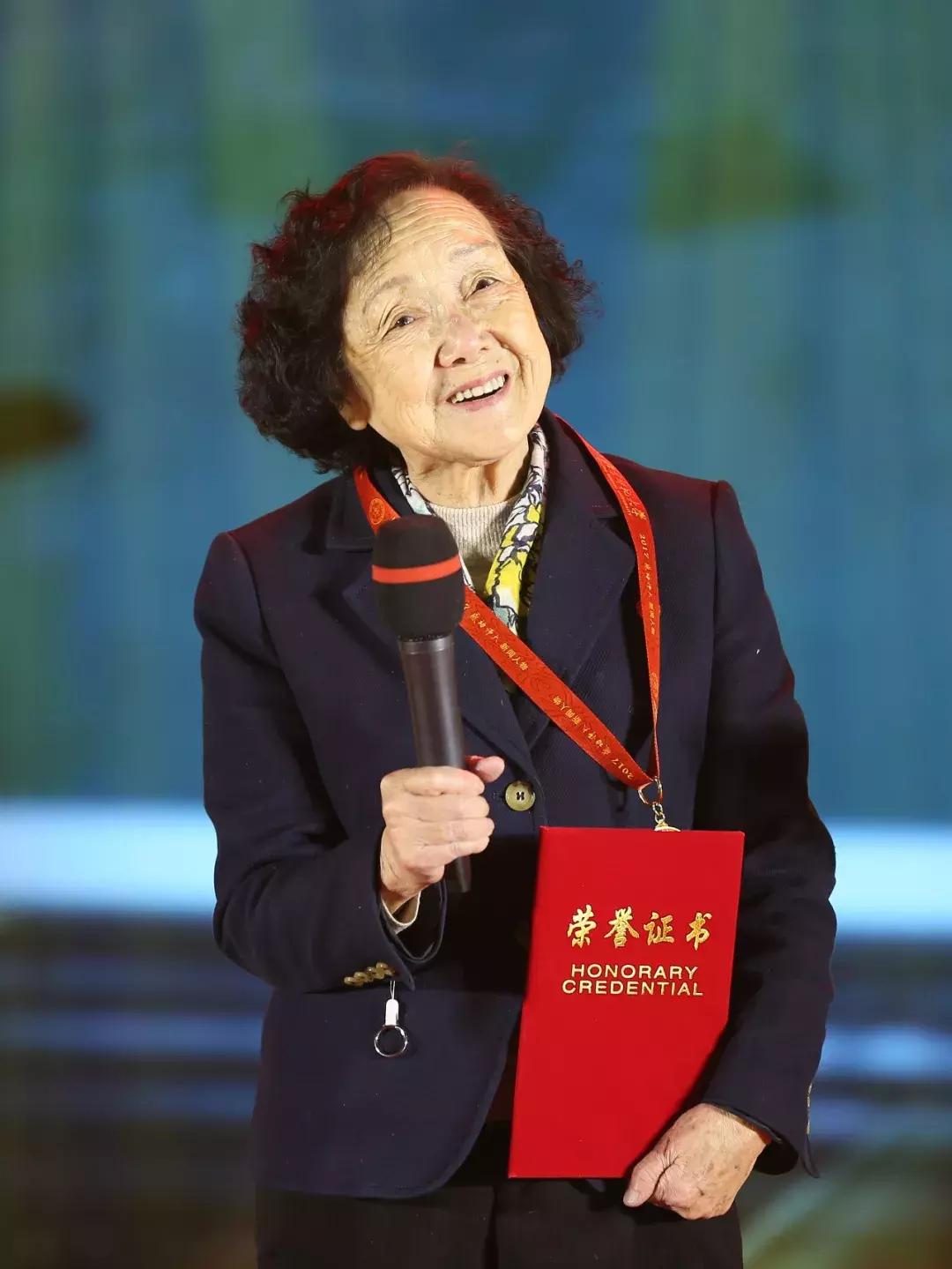 这两位90后的同框，告诉你什么是青春万岁丨2017“感动师大”新闻人物温情揭晓