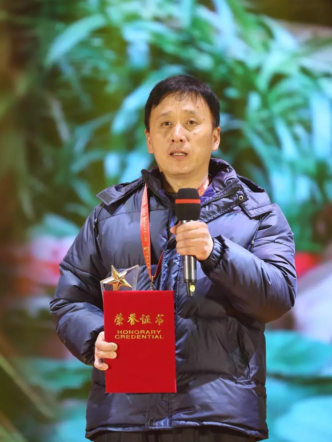 这两位90后的同框，告诉你什么是青春万岁丨2017“感动师大”新闻人物温情揭晓