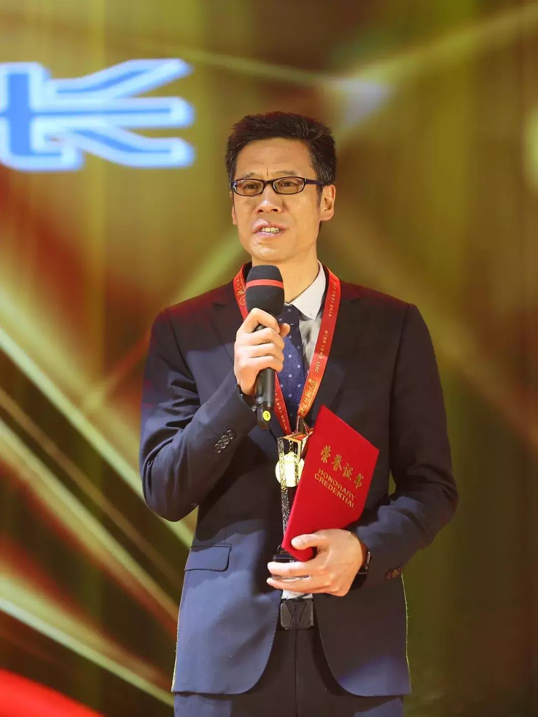 这两位90后的同框，告诉你什么是青春万岁丨2017“感动师大”新闻人物温情揭晓