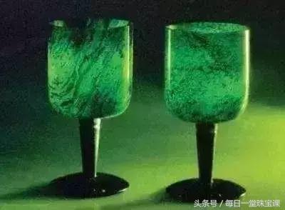 小伙子送丈母娘翡翠手镯,女婿给丈母娘送黄金手镯