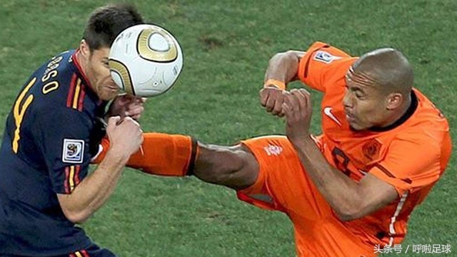 施连志飞踹高峰,德容飞踹阿隆索原视频