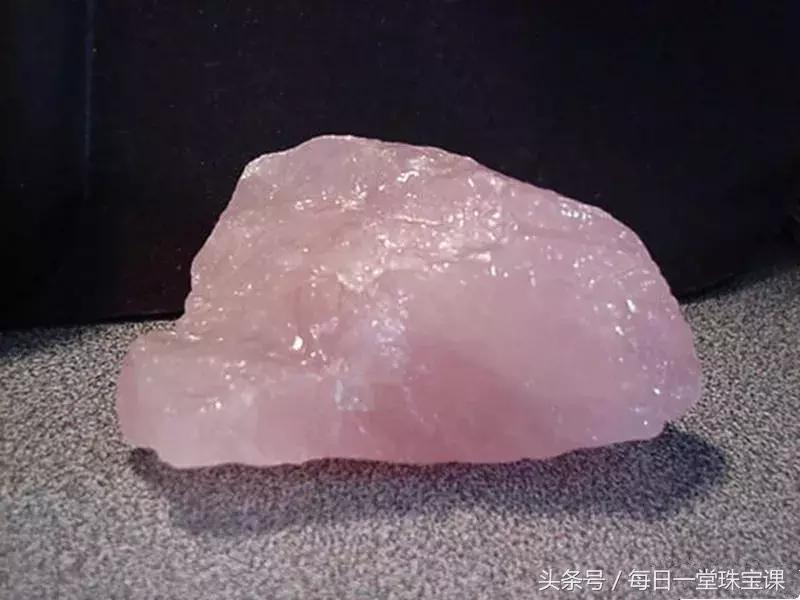 小伙子送丈母娘翡翠手镯,女婿给丈母娘送黄金手镯