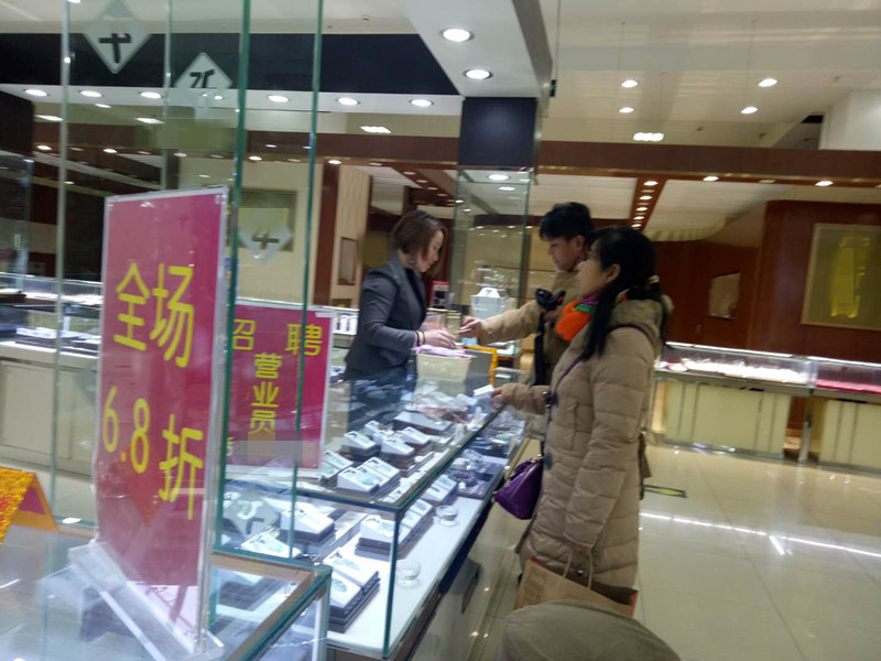 商场抽奖买玉镯子是真的吗,花一百元买个和田玉手镯是真的吗