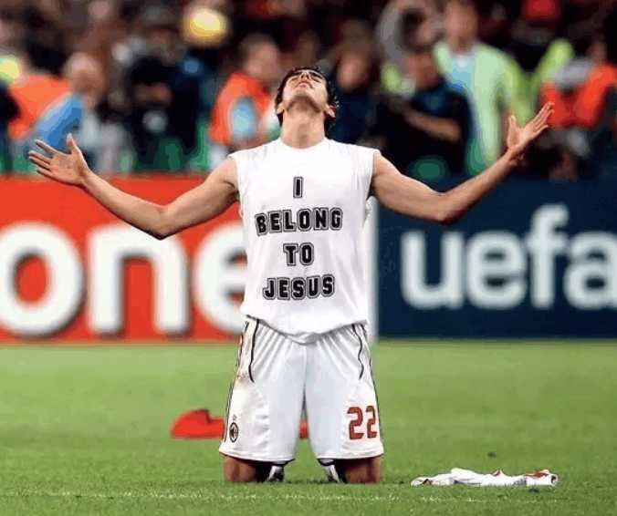 球星卡卡的内衣广告,球员球衣里面套的衣服是啥