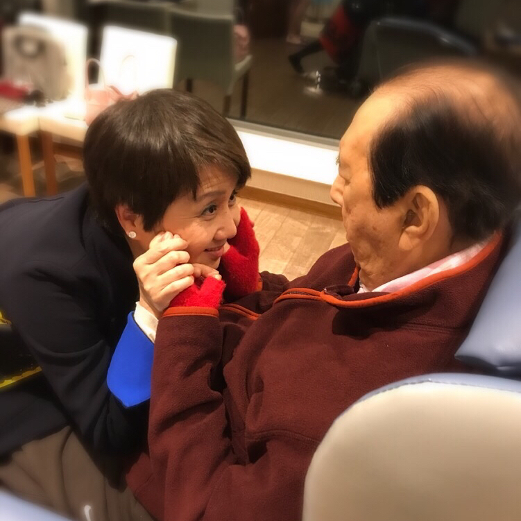 何猷君赌王儿子对奚梦瑶说的话,赌王家族何猷君紧牵奚梦瑶