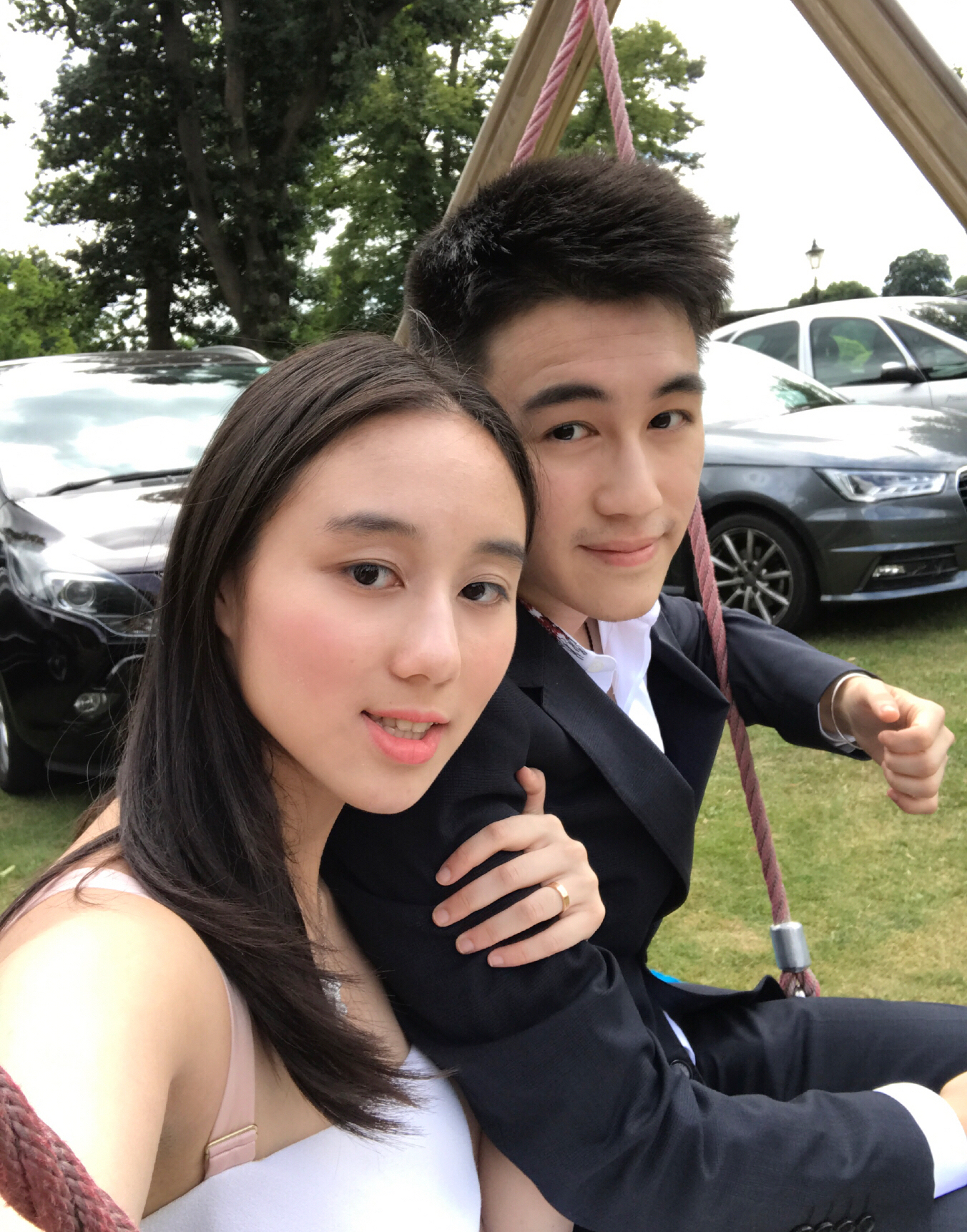 何猷君赌王儿子对奚梦瑶说的话,赌王家族何猷君紧牵奚梦瑶