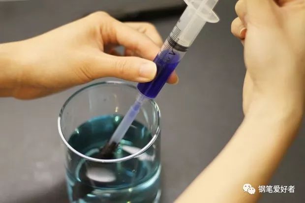 钢笔怎么在不拆卸的情况下清洗,钢笔保养小技巧之怎样清洗钢笔