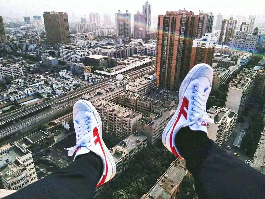 听说有一种“不精致”,叫穿特步的国产运动品牌们……