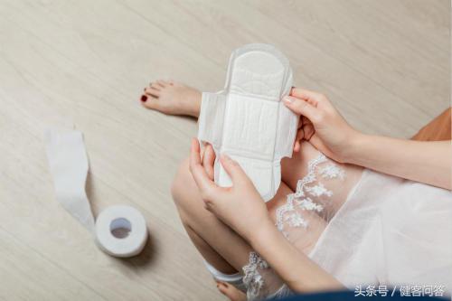 大姨妈推迟量少发黑什么原因,大姨妈一个月来两次量少