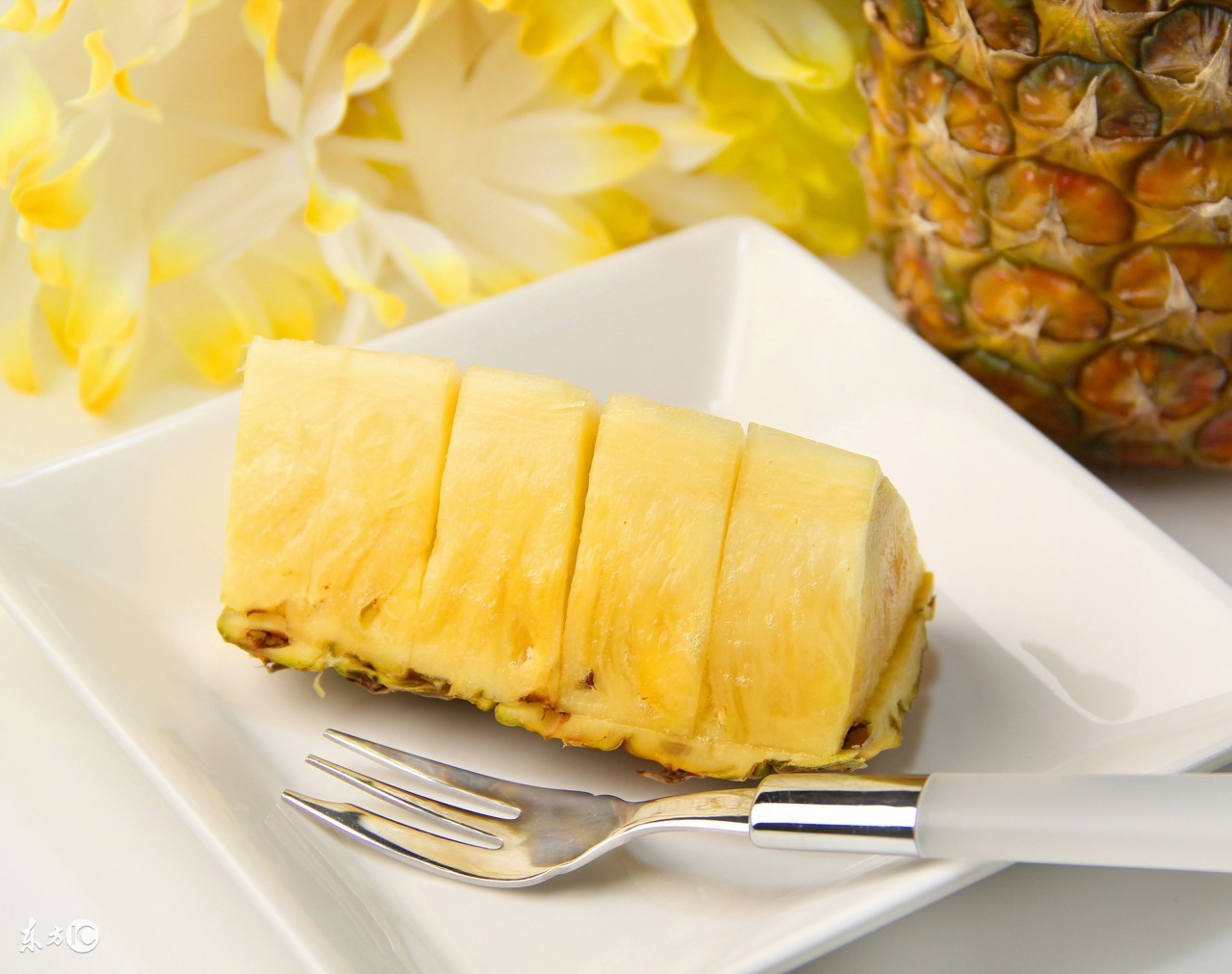 菠萝要用盐水泡多长时间才能吃,为什么菠萝要放在盐水里面泡一下