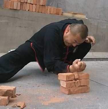 苦练30多年的铁砂掌真功夫,练铁砂掌手变形了图片