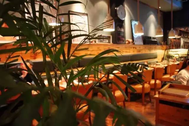 家附近居然藏着这么一家露天餐厅,市中隐藏的特点餐厅