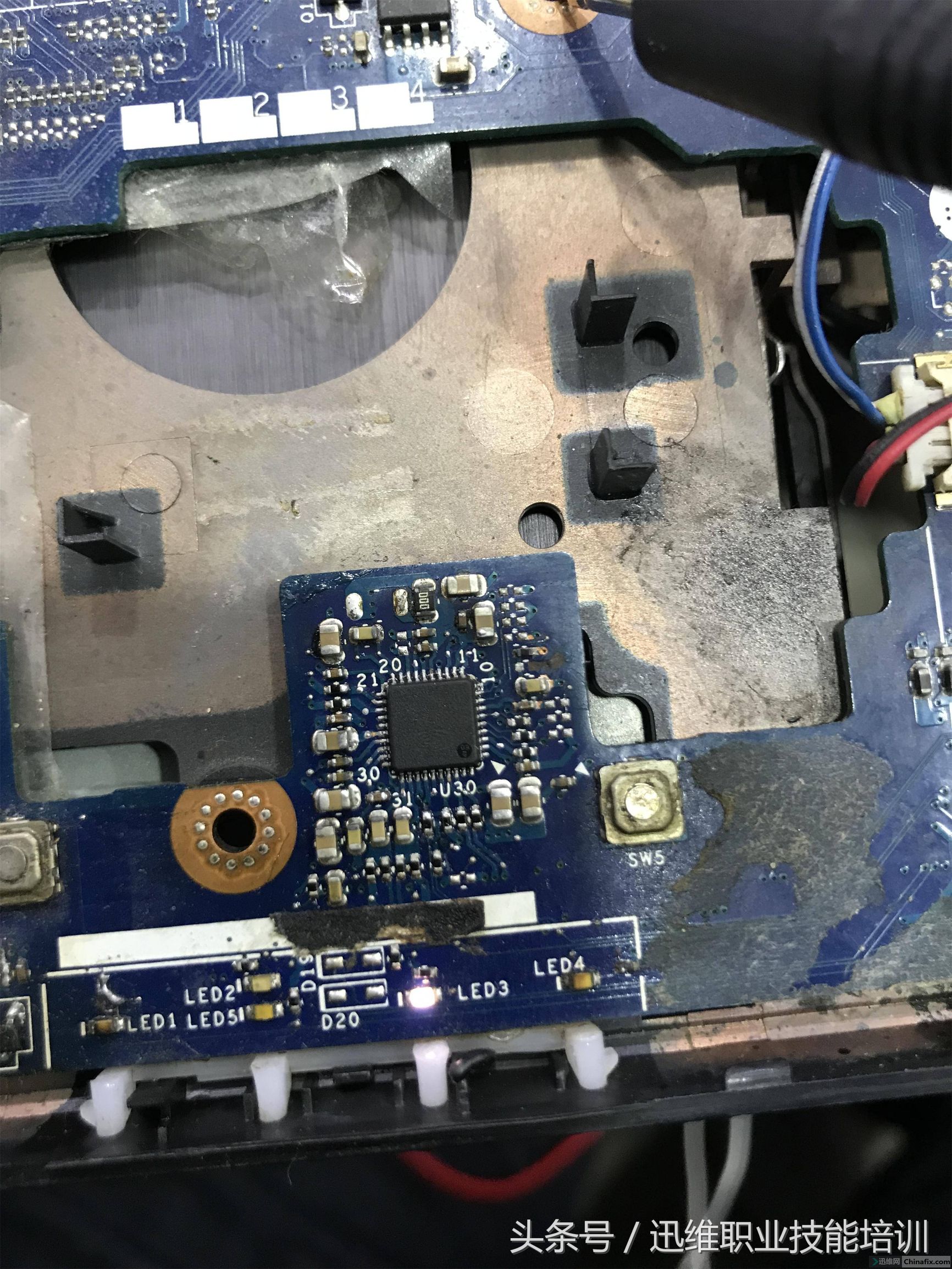 被同行做了故障的联想笔记本电脑，插耳机没声音，看师傅如何拯救