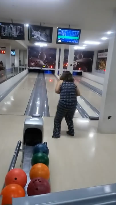 她是保龄球界的神奇女侠，一出手把显示器砸个窟窿