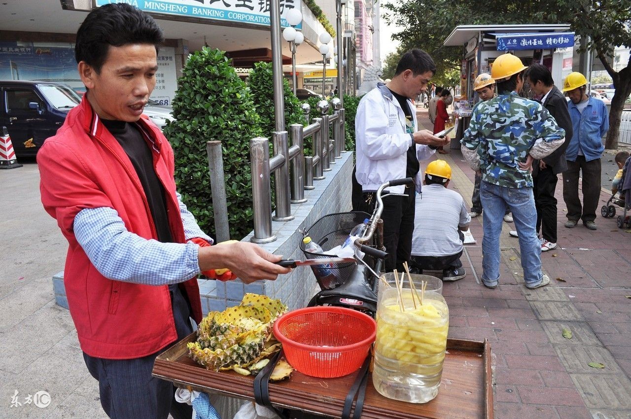 菠萝要用盐水泡多长时间才能吃,为什么菠萝要放在盐水里面泡一下