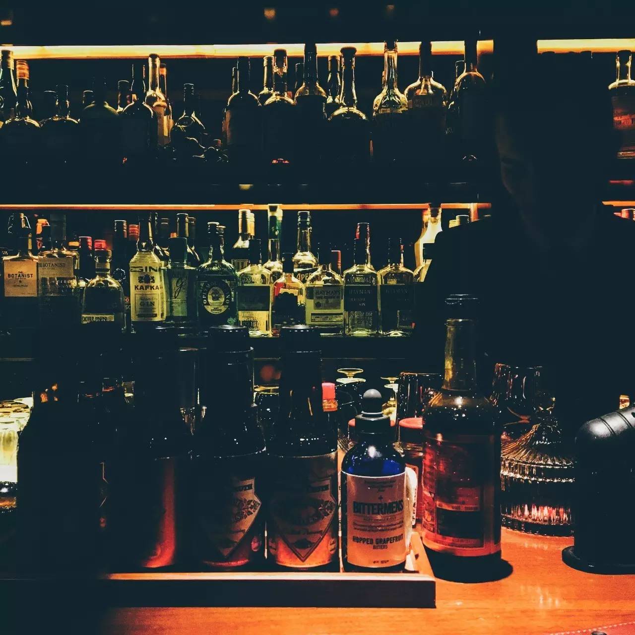 京城那些深不可测的饭局与骗局,揭秘酒馆的酒