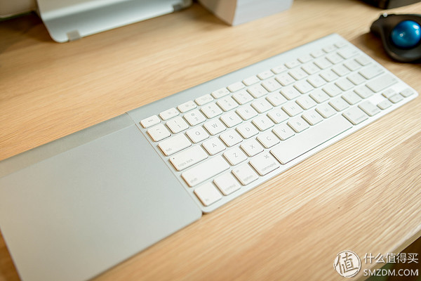 办公桌面舒适简约布局,好看的办公桌面布置