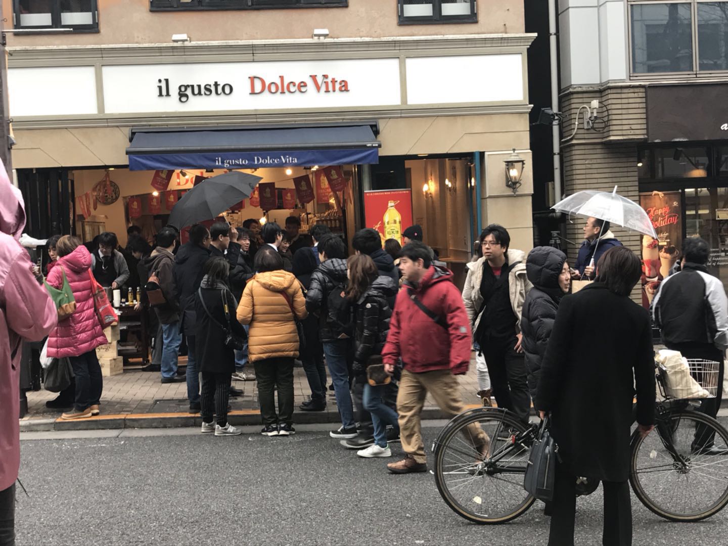 日本市民排队抢购中国稻米油,东京稻米油