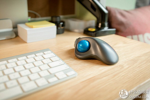 办公桌面舒适简约布局,好看的办公桌面布置