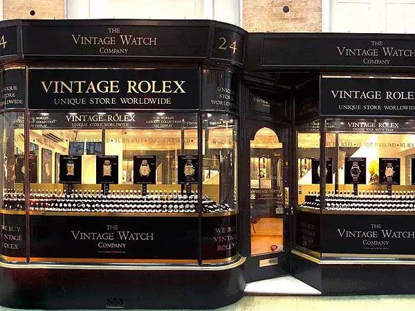 香港富豪花2亿买栋楼一年收租4亿,香港富豪花9800万买7吨重翡翠原石