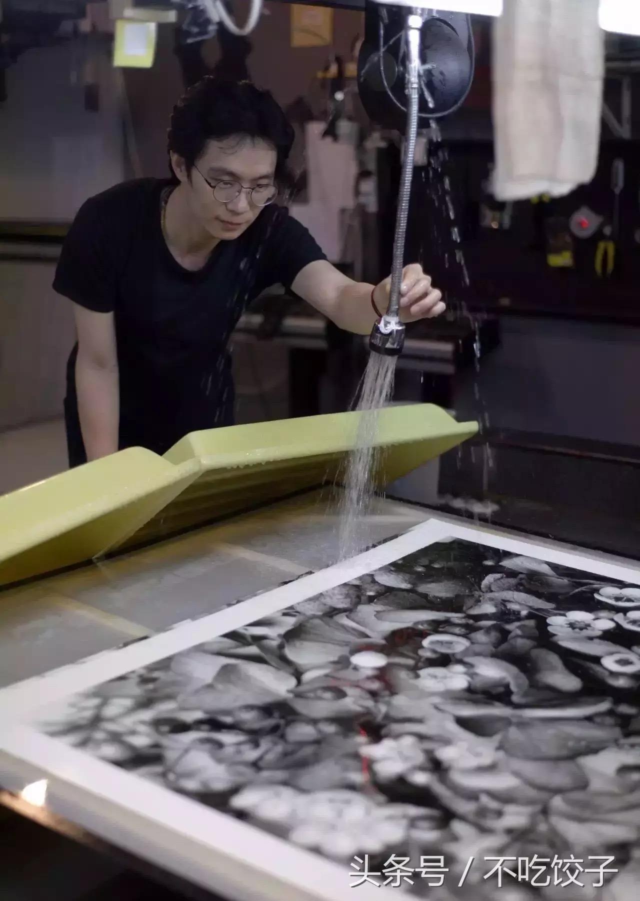 一天只能出2张照片，一张照片要2万，却可以传承100年