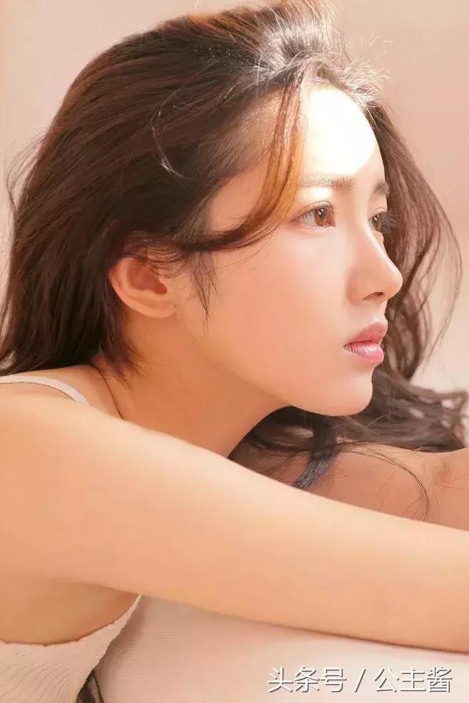 把缱绻幽思悄隐于笔端，心儿，化作一叶小舟！