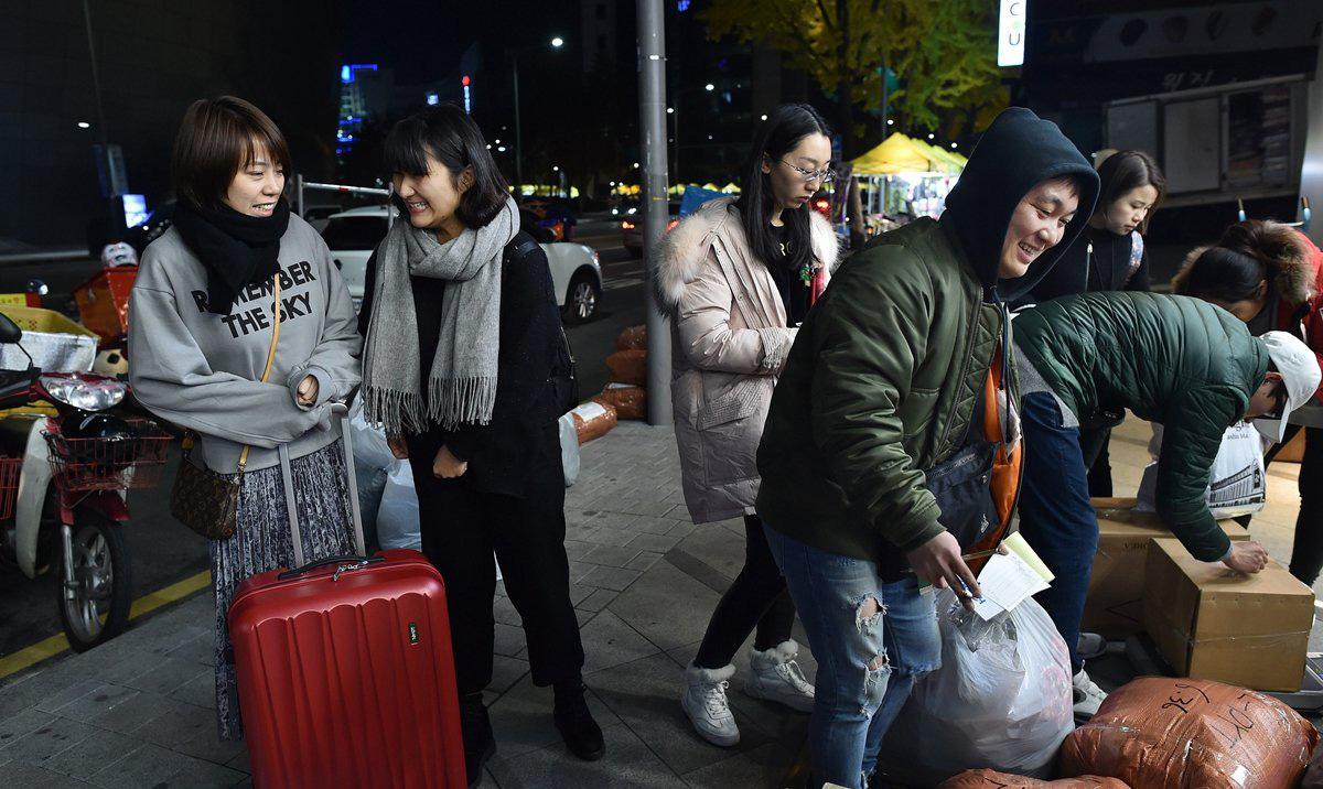 韩国免税店被中国代购包场,韩国免税店中国游客排队现象