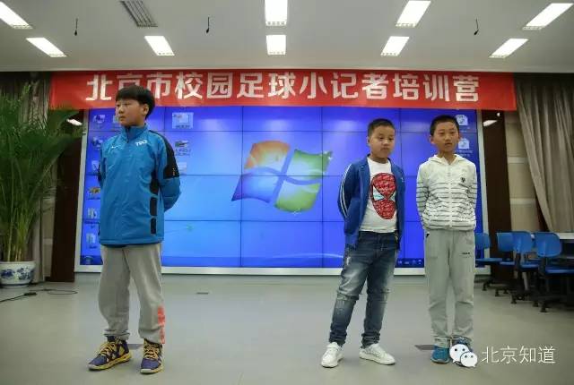 今后，校园里除了踢球，还会有足球小记者哦~