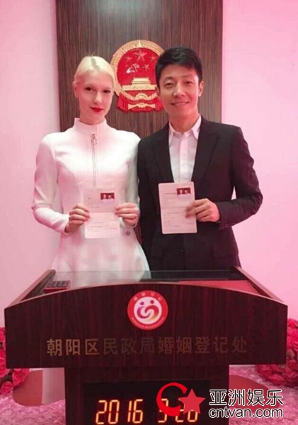 明星大侦探何炅帮撒贝宁隐藏证据,明星大侦探演唱会何炅撒贝宁