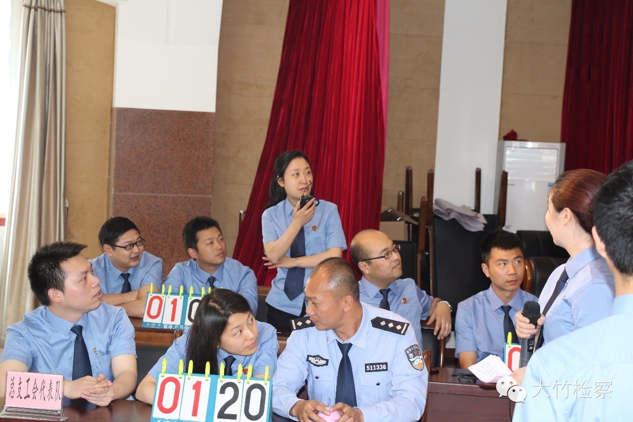 第35期图说：检察官“男神”----足球场上的英姿